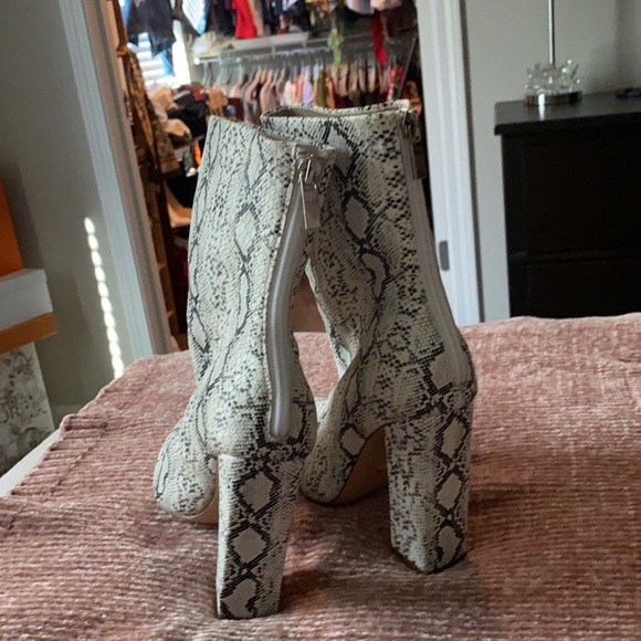 Size 6.5 booties in perfect condition - Picture 3 of 3